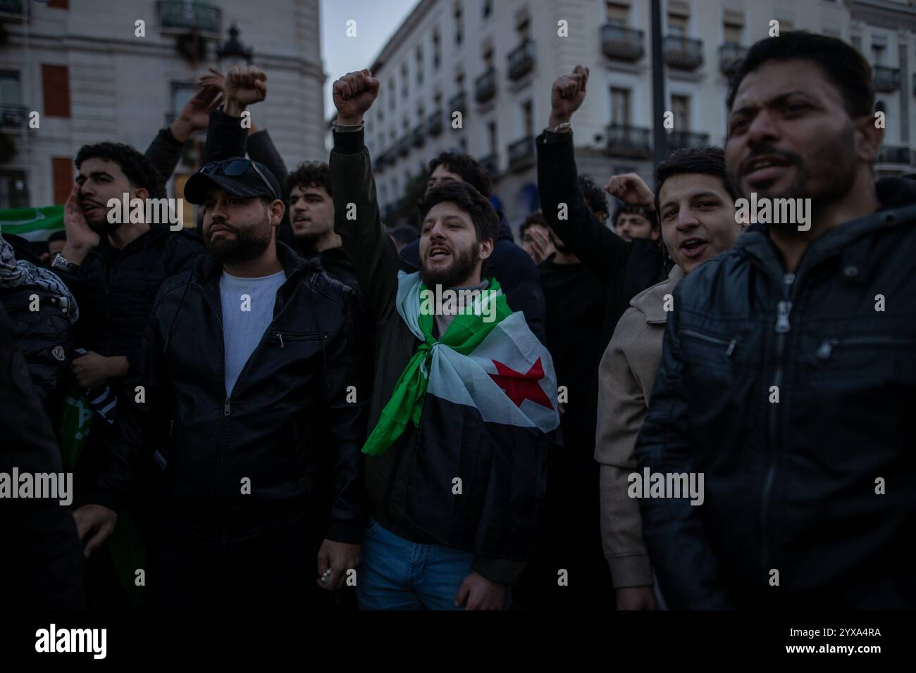 Madrid, Espagne. 14 décembre 2024. Les manifestants font des gestes pendant un rassemblement. Les résidents syriens de Madrid se sont rassemblés à la Puerta del sol pour célébrer la chute et la fin du gouvernement du président Bachar al-Assad dans le pays arabe. (Photo de David Canales/SOPA images/SIPA USA) crédit : SIPA USA/Alamy Live News Banque D'Images