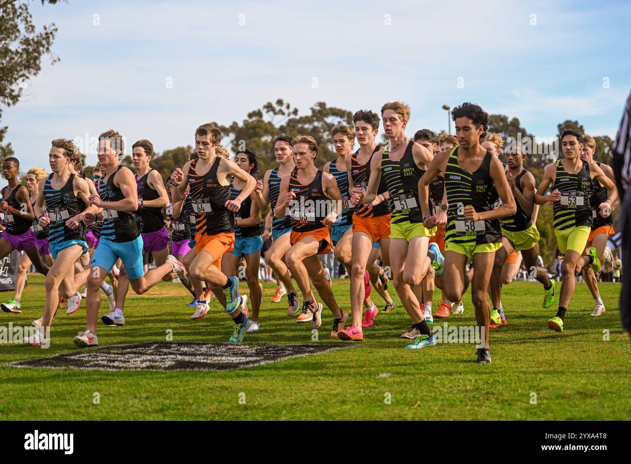 San Diego, États-Unis. 13 décembre 2024. Les coureurs décollent dès le départ lors des Championnats de cross-country Foot Locker à Morley Field, le samedi 14 décembre 2024, à San Diego, Calif (Thomas Fernandez/image of Sport) crédit : Kirby Lee/Alamy Live News Banque D'Images