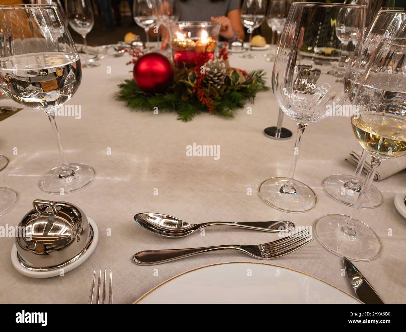 Table à manger fantaisie décorée de Noël. Fond beige clair Banque D'Images