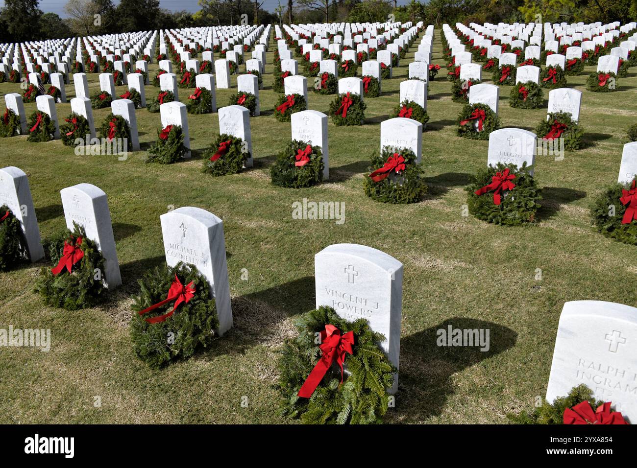 Cimetière national de Cap Canaveral (CCNC). Comté de Brevard, Floride, États-Unis. 14 décembre 2024. La Journée nationale des couronnes à travers l'Amérique a eu lieu à travers l'Amérique aujourd'hui. Rejoindre les plus de deux millions de bénévoles et de sympathisants qui se sont rassemblés pour se souvenir, honorer et enseigner dans plus de 4 600 sites participants dans les 50 états, en mer et à l'étranger. Plus de 1900 personnes sont arrivées au CCNC pour l'événement d'aujourd'hui. Un vent rapide et une tempête de pluie n'ont pas arrêté les activités pour cet événement Salomon. Crédit : Julian Leek/Alamy Live News Banque D'Images