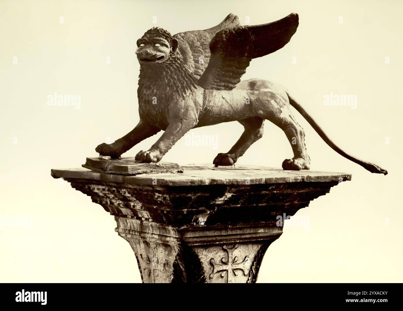 Lion de Venise : le Lion de bronze de marque sur la colonne de la Piazzetta, Venise, Italie, années 1860 Banque D'Images