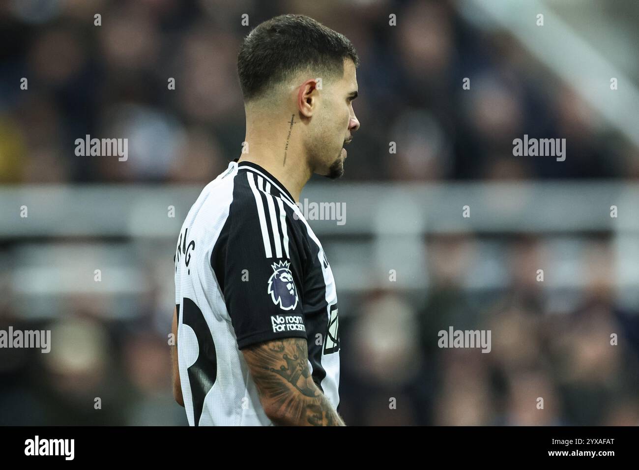 Tatouage au cou de Bruno Guimarães de Newcastle United lors du match de premier League Newcastle United vs Leicester City au James's Park, Newcastle, Royaume-Uni, 14 décembre 2024 (photo Mark Cosgrove/News images) Banque D'Images