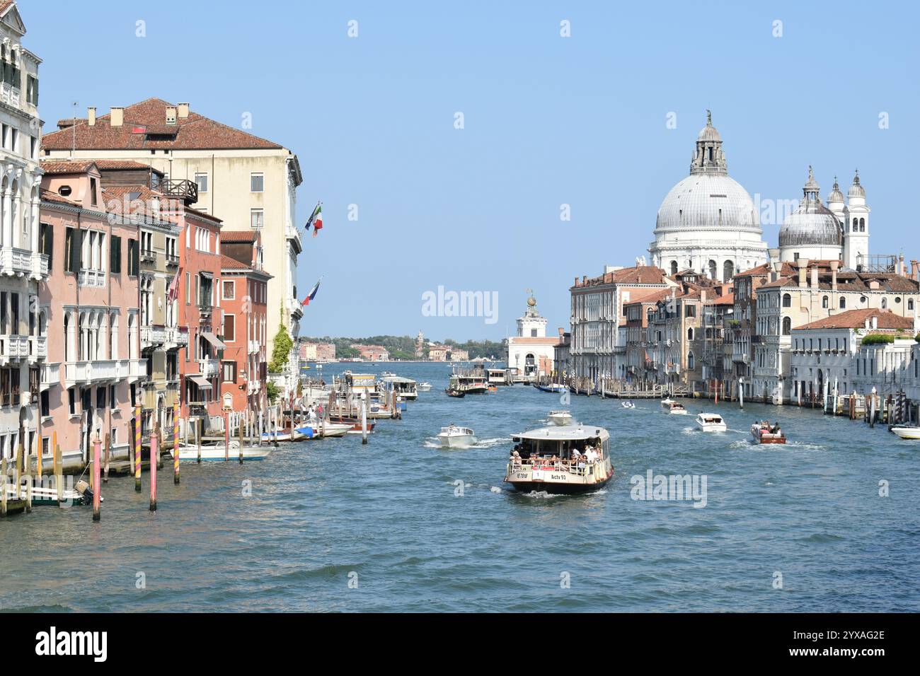 VENISE, ITALIE - 19 JUILLET 2024 : Grand canal vu du Ponte dell'Accademia par une journée d'été ensoleillée. Banque D'Images