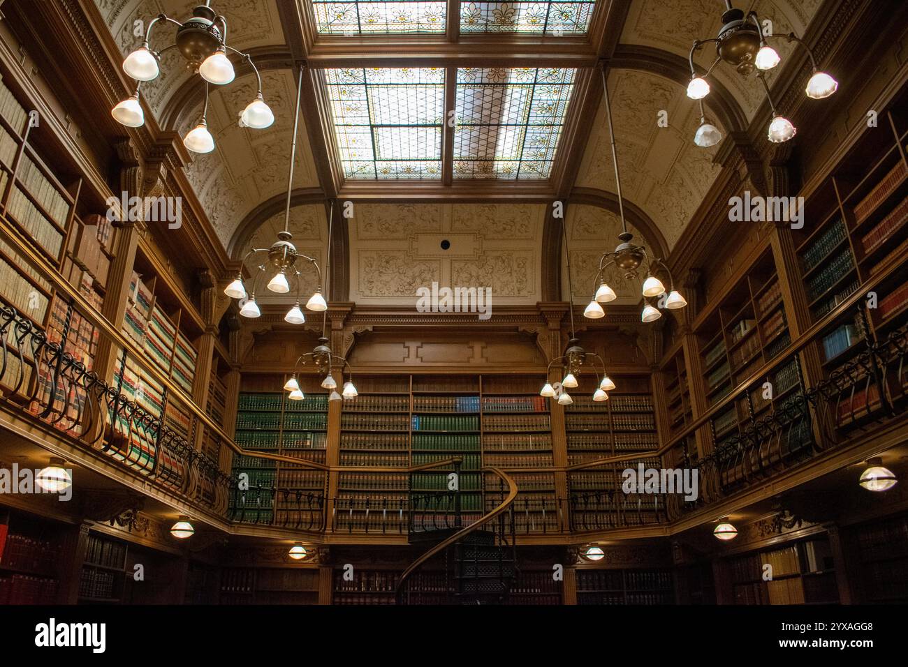 La bibliothèque de Osgoode Hall à Toronto, avec un escalier en colimaçon et un magnifique plafond en vitraux, met en valeur le design historique et élégant Banque D'Images