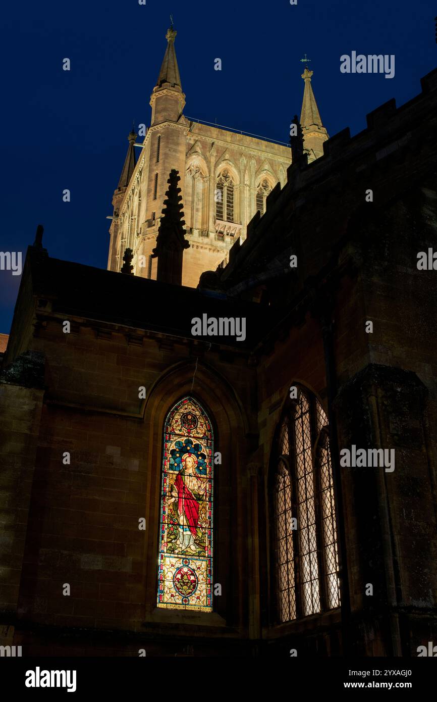 Abbaye de Pershore, église de la Sainte Croix, vitrail Christ au crépuscule en décembre. Pershore, Worcestershire, Angleterre Banque D'Images