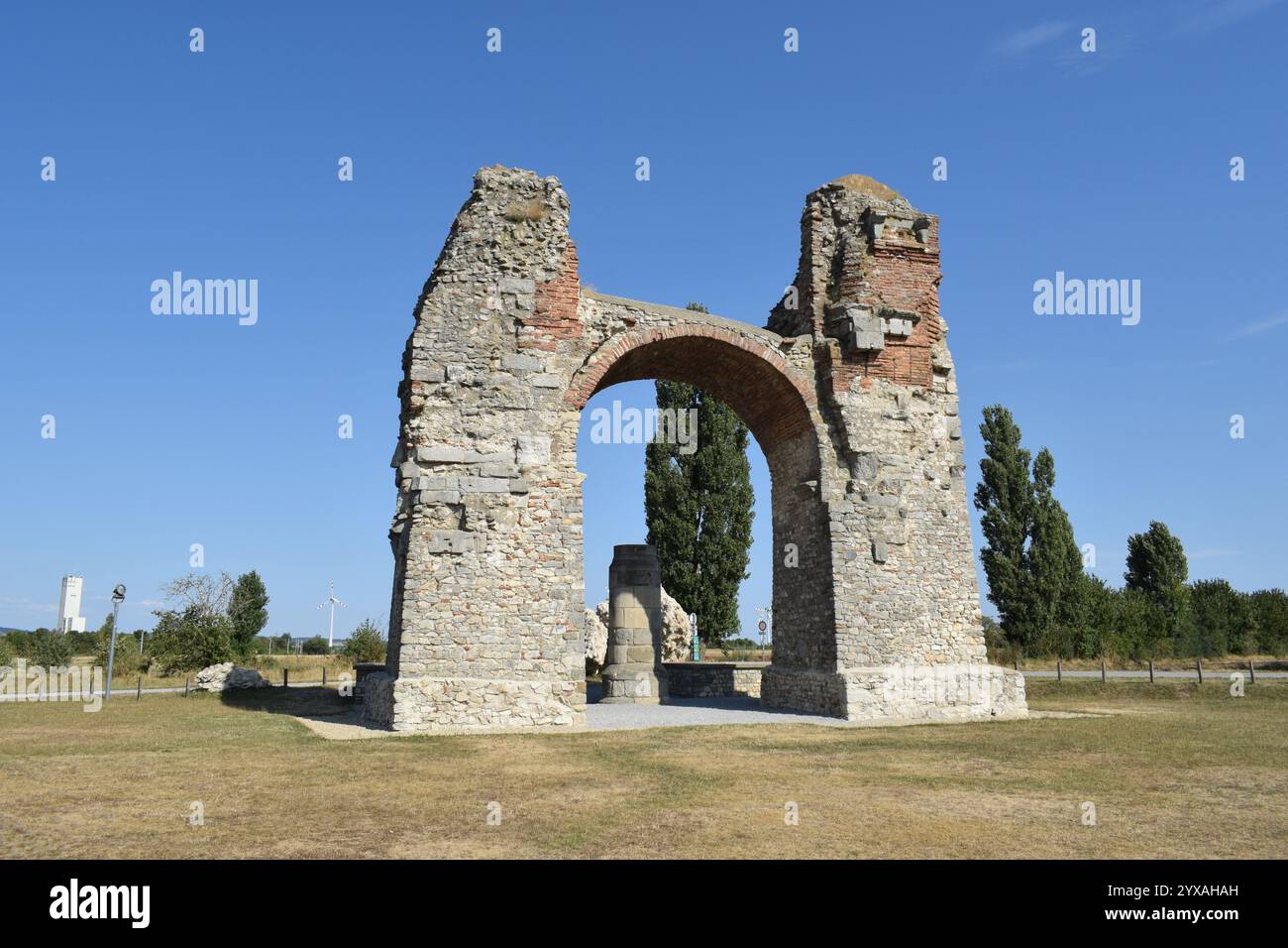 PETRONELL-CARNUNTUM, AUTRICHE - 15 AOÛT 2024 : Heidentor (Eng Heathens' Gate), une ruine romaine d'arc de triomphe dans l'ancienne ville de Carnuntum. Banque D'Images