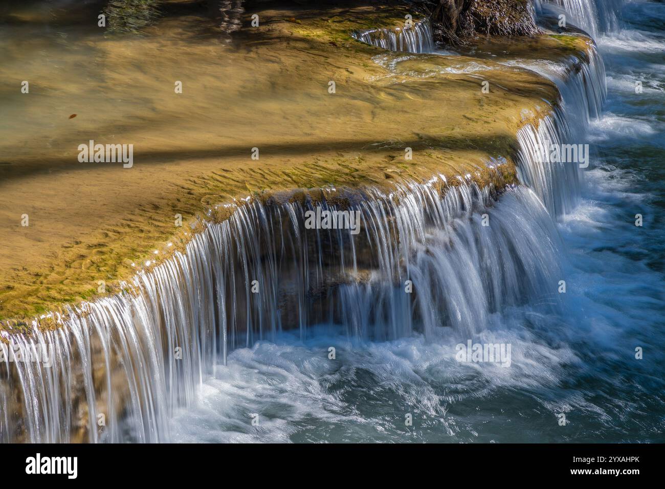 Cascade de Huay Mae Khamin dans la forêt tropicale du parc national de si Nakharin, au nord de Kanchanaburi, Thaïlande Banque D'Images