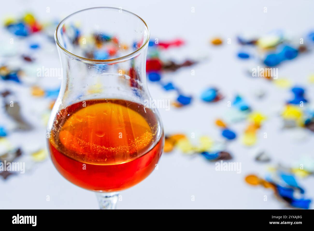 Concept photo d'un verre à liqueur sans personnes avec espace texte Banque D'Images