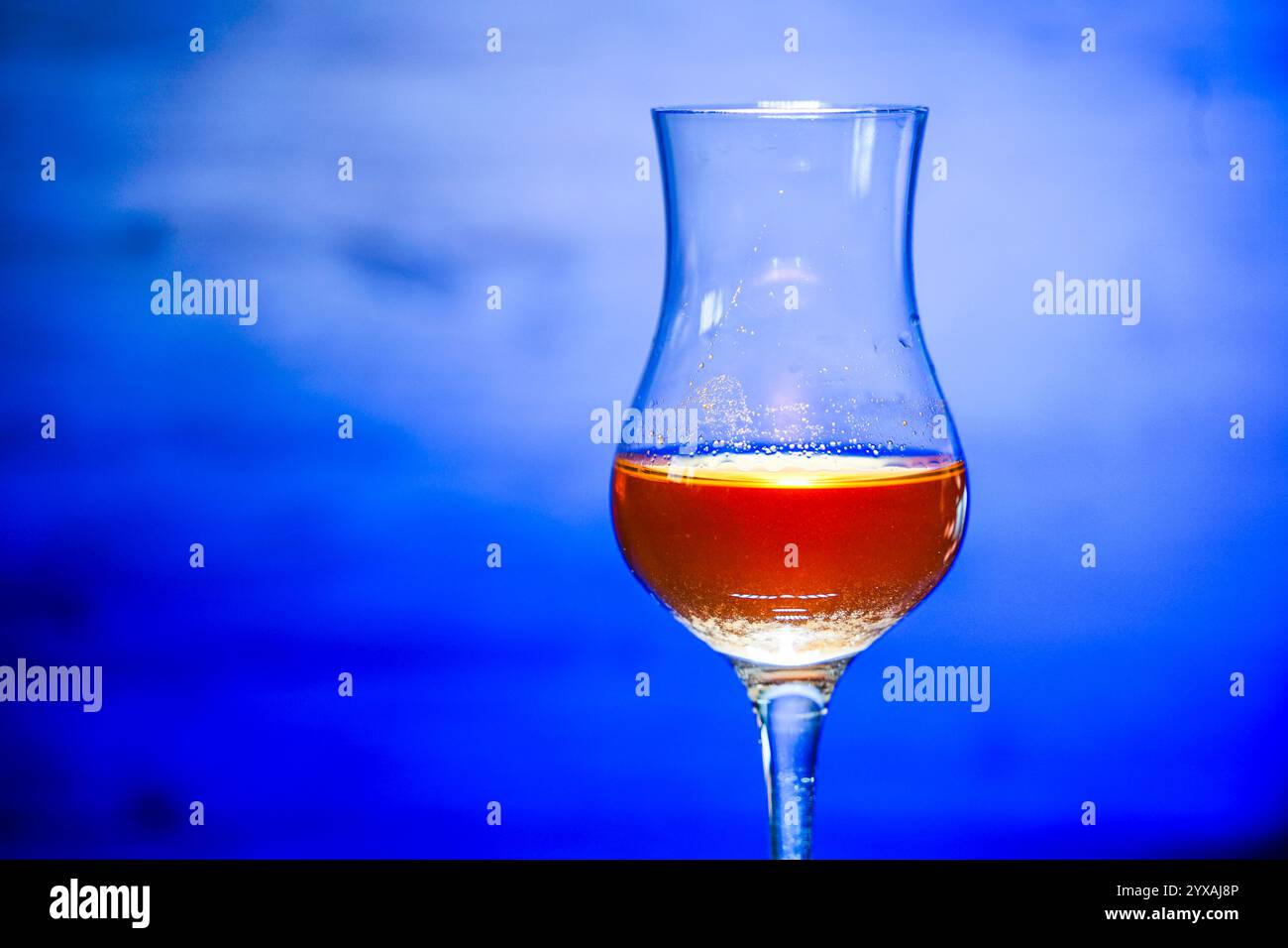 Concept photo d'un verre à liqueur sans personnes avec espace texte Banque D'Images