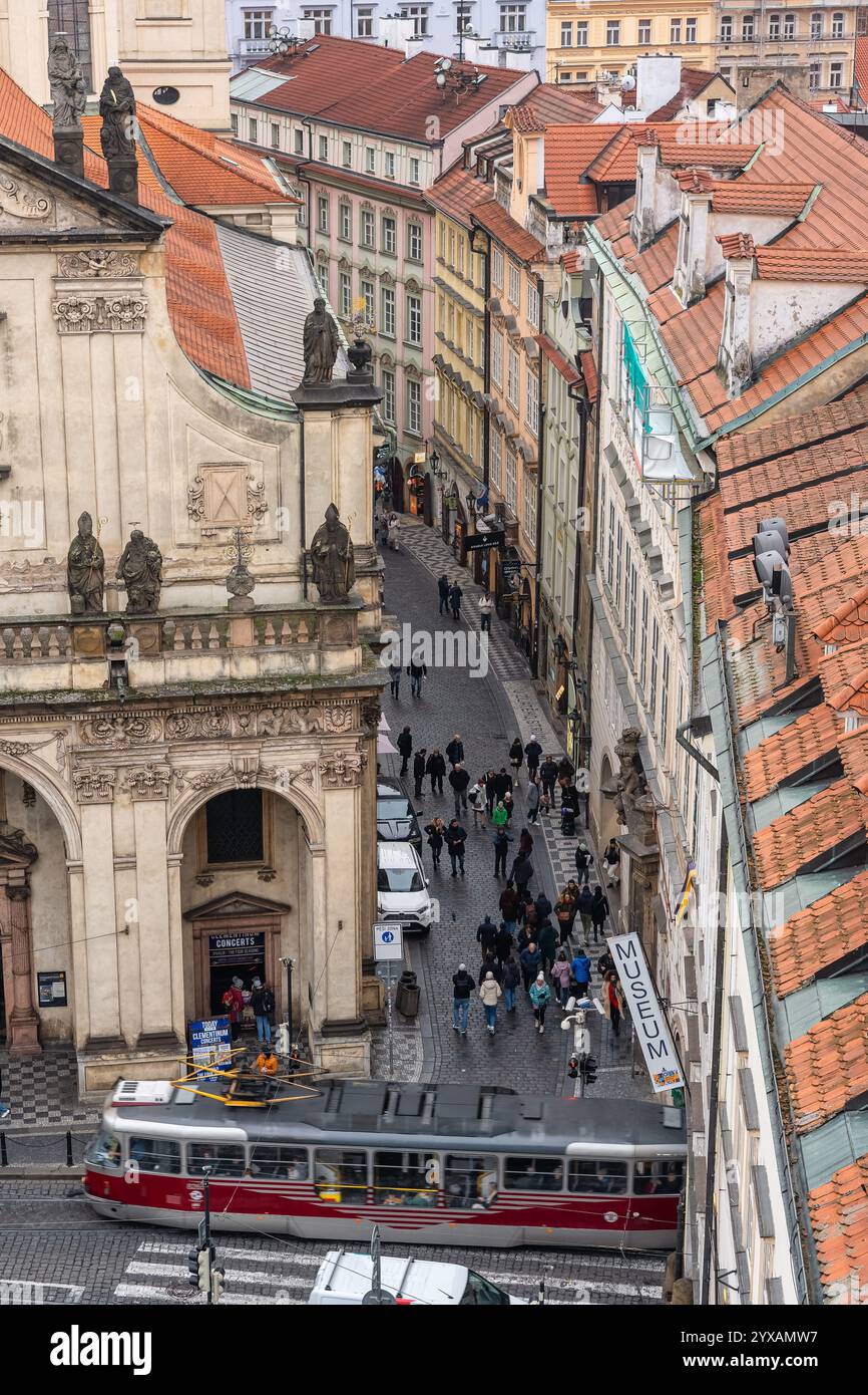 Prague, République tchèque, 12 novembre 2024 : rues étroites de Prague où circulent tramways et touristes à pied. Banque D'Images
