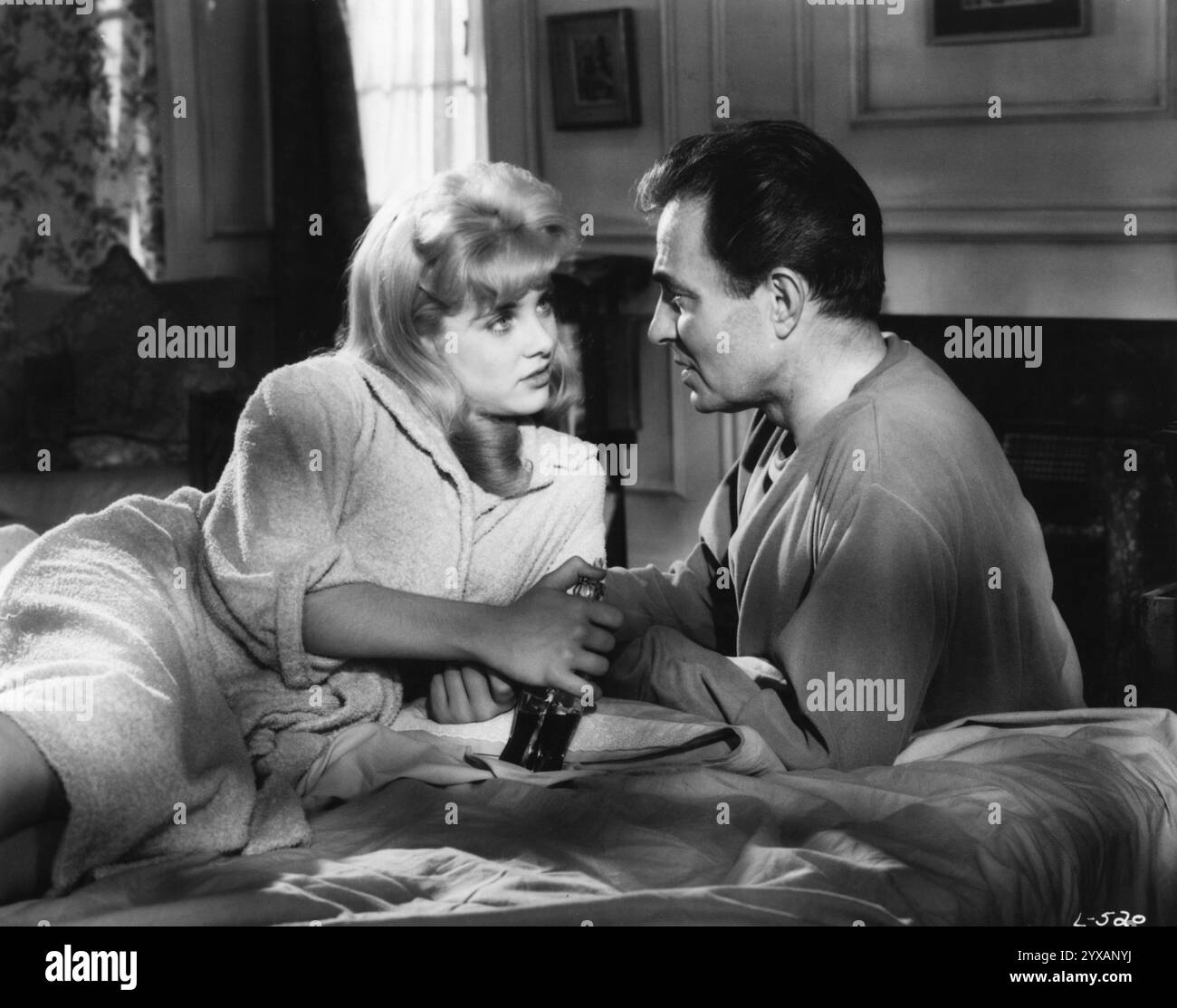 JAMES MASON et SUE LYON dans une scène de LOLITA 1962 réalisateur STANLEY KUBRICK roman et scénario VLADIMIR NABOKOV A.A. Productions Ltd / Anya / Harris-Kubrick Productions / Transworld Pictures / Metro Goldwyn Mayer Banque D'Images