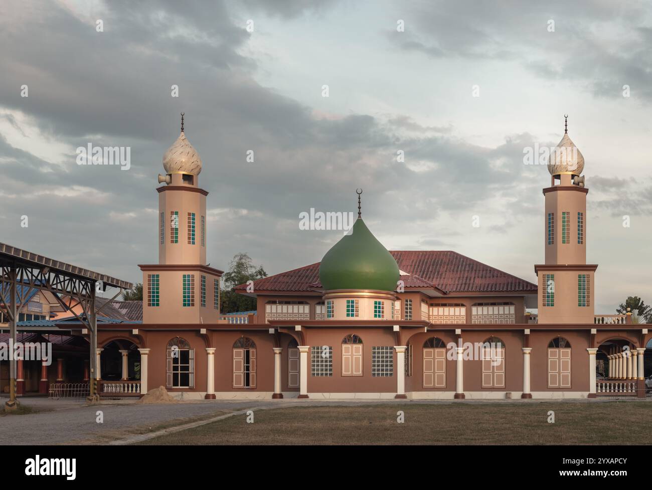 Bangkok, Thaïlande - 07 décembre 2024 - architecture de style sud-est asiatique de la mosquée Safirusslam avec le ciel du soir en arrière-plan. Utilisez-le comme votre WAL Banque D'Images