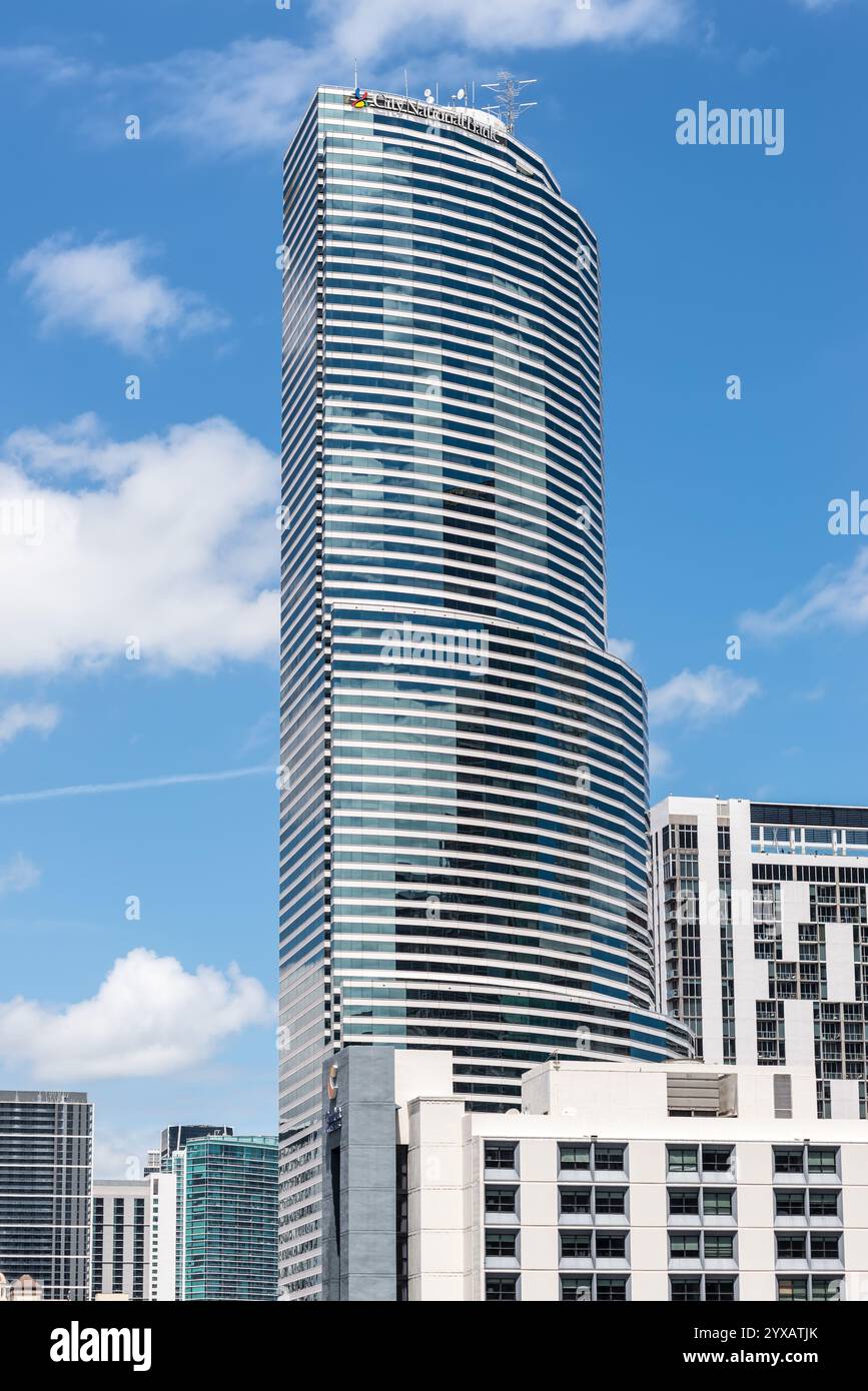 Miami, FL, États-Unis - 30 mars 2024 : vue sur la rue le jour avec la City National Bank à Miami, Floride, États-Unis. Banque D'Images
