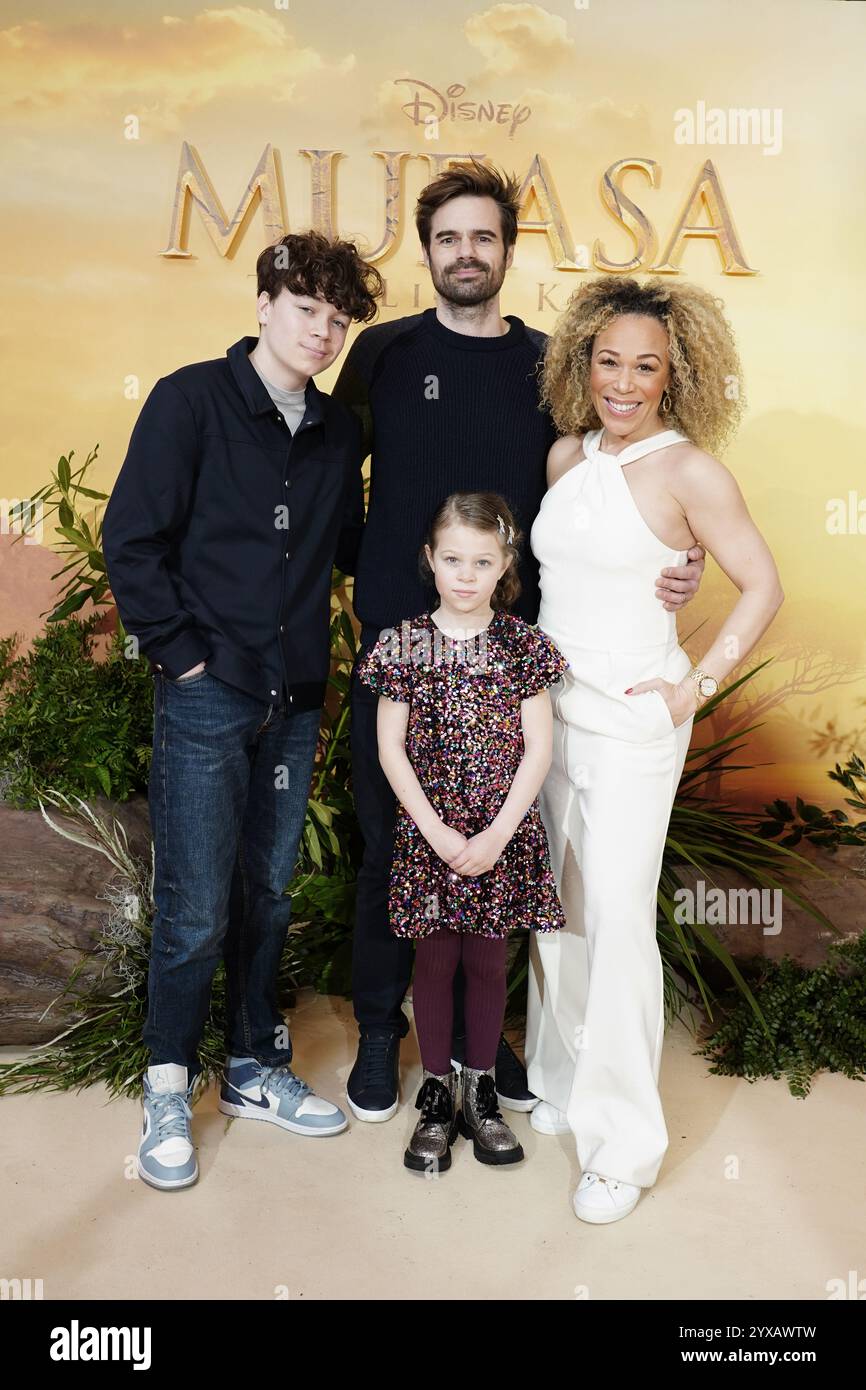 Ria et Mark Hebden avec leurs enfants Noah et Lula arrivant pour la projection de Mufasa : le Roi Lion à l'Odeon luxe à Leicester Square, Londres. Date de la photo : dimanche 15 décembre 2024. Banque D'Images