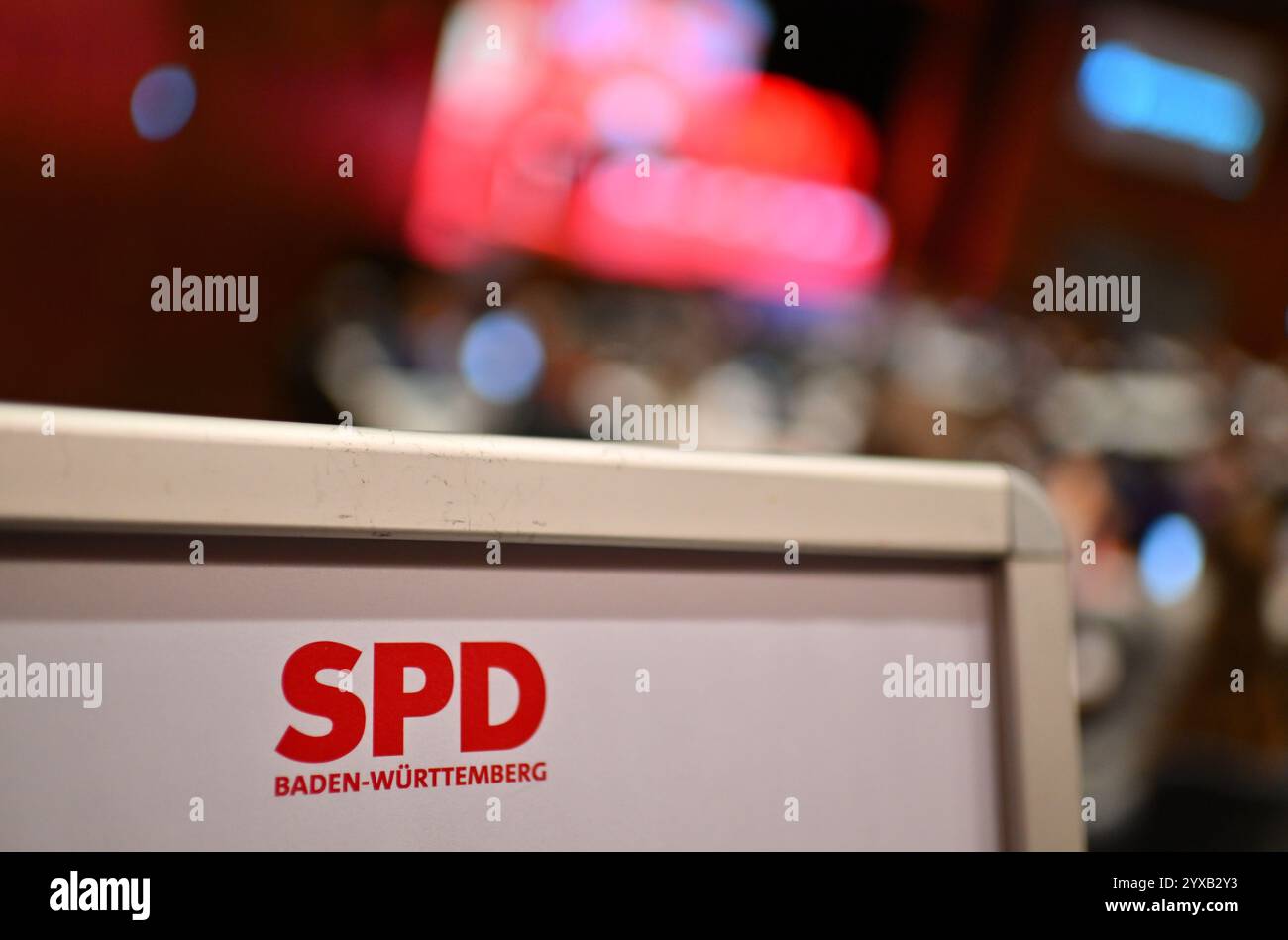 15 décembre 2024, Baden-Württemberg, Schwäbisch Gmünd : logo SPD sur une pancarte, prise lors de la conférence de l'État partie du SPD Baden-Württemberg. Photo : Jan-Philipp Strobel/dpa Banque D'Images