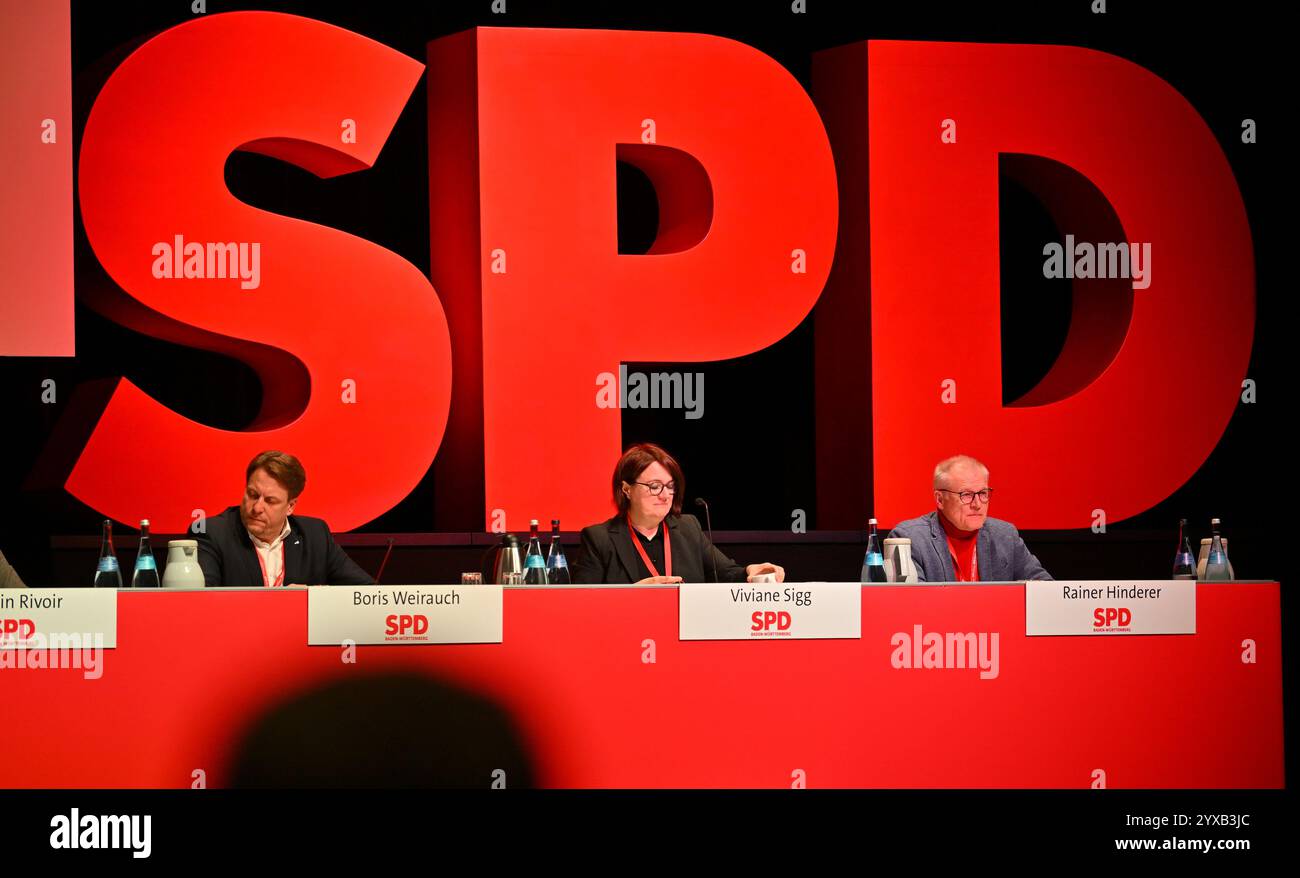 15 décembre 2024, Bade-Württemberg, Schwäbisch Gmünd : Rainer Hinderer (R-l), Viviane Sigg et Boris Weirauch (SPD), assis devant un logo SPD sur le podium à la conférence du parti SPD du Bade-Württemberg. Photo : Jan-Philipp Strobel/dpa Banque D'Images