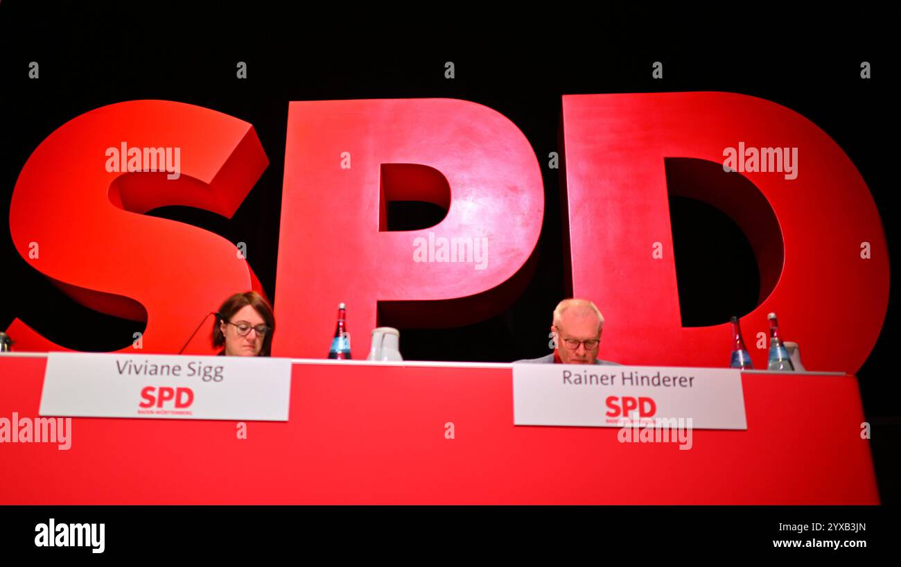 15 décembre 2024, Baden-Württemberg, Schwäbisch Gmünd : Rainer Hinderer et Viviane Sigg sont assis devant un logo SPD sur le podium à la conférence du parti SPD du Baden-Württemberg. Photo : Jan-Philipp Strobel/dpa Banque D'Images