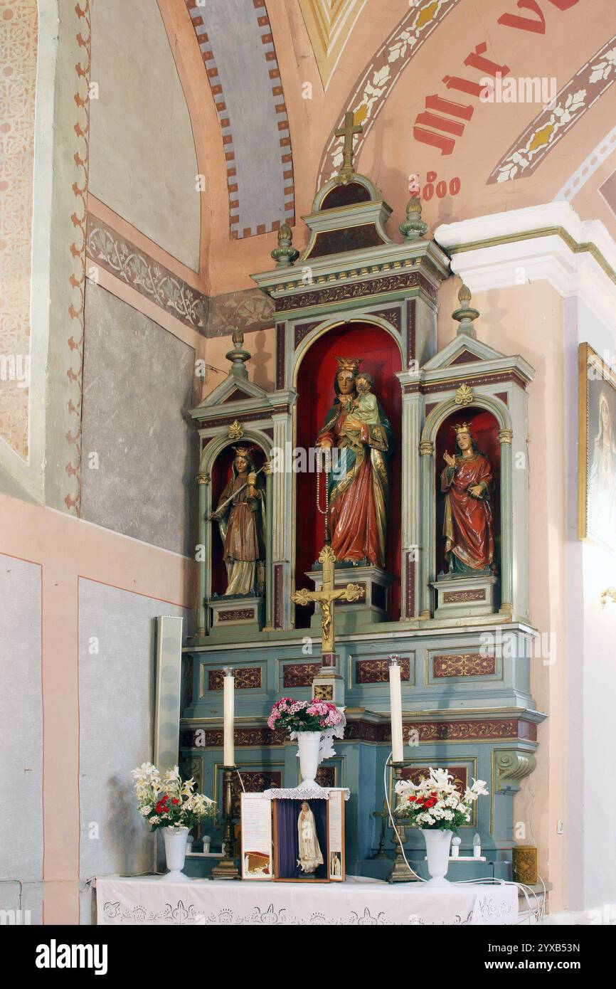 Autel de notre-Dame des pauvres dans l'église paroissiale de la Sainte Trinité à Rovisce, Croatie Banque D'Images