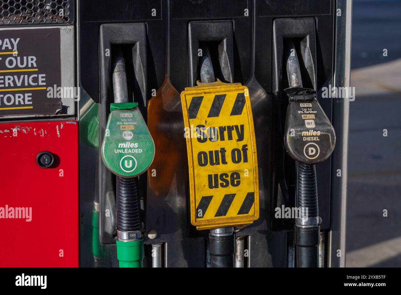 Pompe essence et diesel hors service dans une station-service à West Cork, Irlande. Banque D'Images