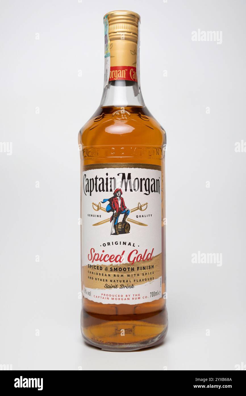 Plan studio d'une bouteille originale de rhum en or épicé Captain morgan, isolée sur fond blanc Banque D'Images