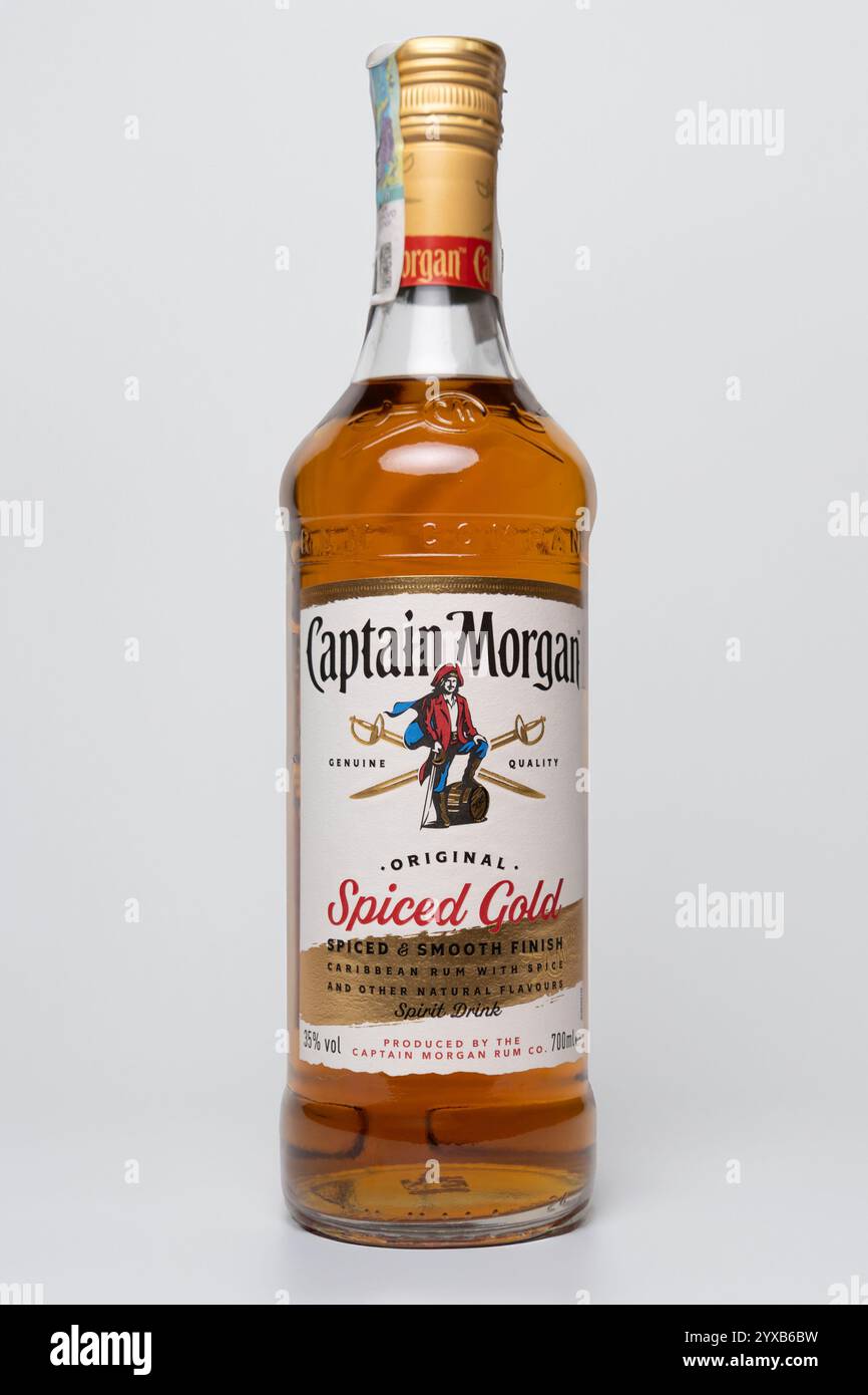 Plan studio d'une bouteille de rhum en or épicé Captain morgan, isolée sur fond transparent Banque D'Images