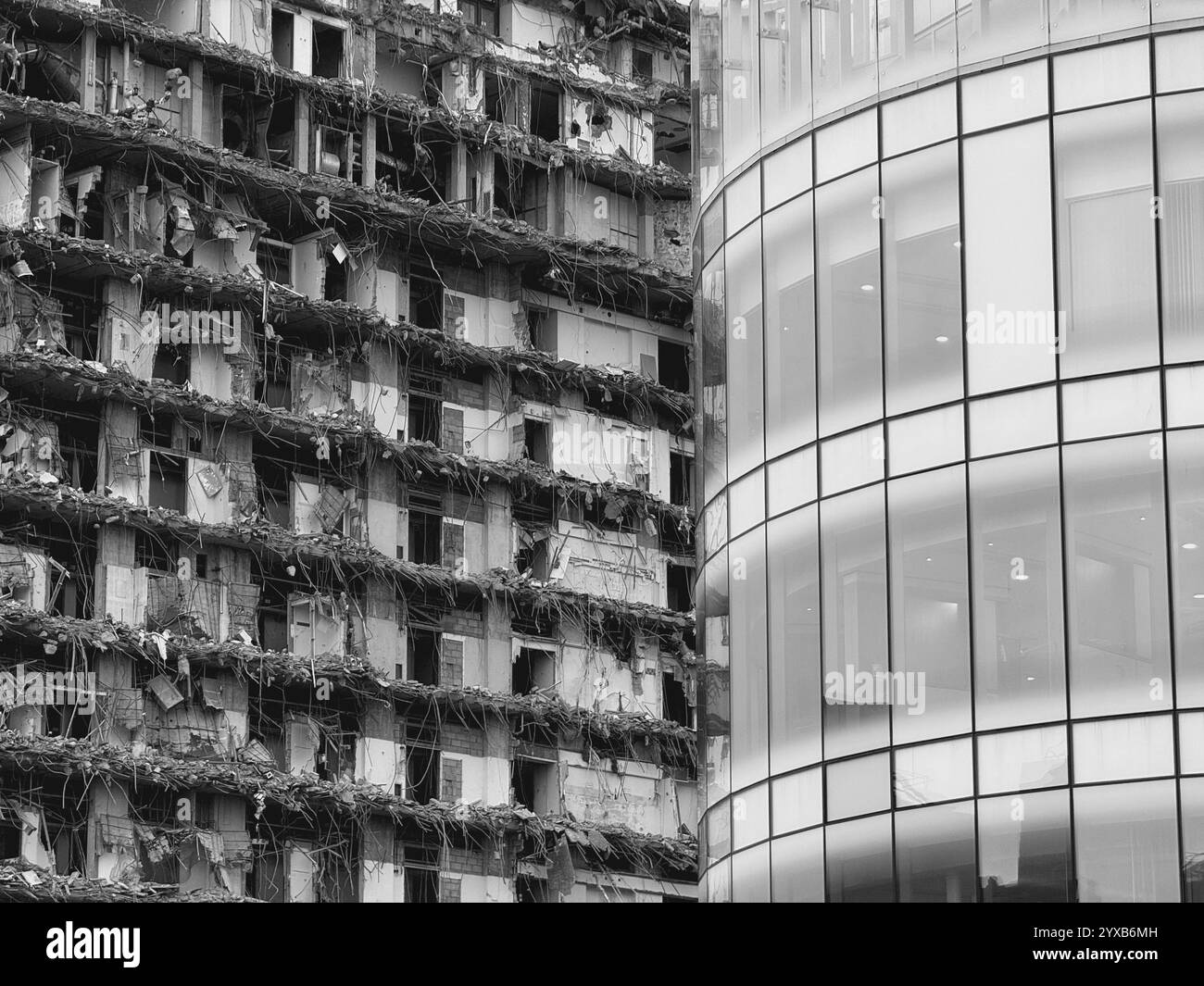 Démolition de l’ancien hôpital Royal de Liverpool contrastant avec l’architecture moderne (centre de cancérologie de Clatterbridge) - Image de stock capturée avec un smartphone