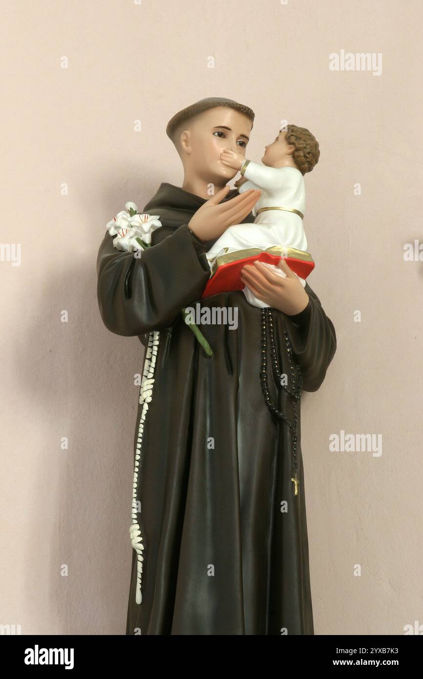 Saint Antoine de Padoue, statue sur le maître-autel de l'église paroissiale de la Visitation de la Vierge Marie à Topusko, Croatie Banque D'Images