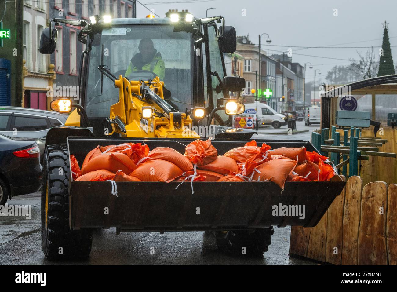 Les ouvriers du conseil du comté de Cork ramènent des sacs de sable au dépôt du conseil après la tempête Bert à Bantry, West Cork. Banque D'Images