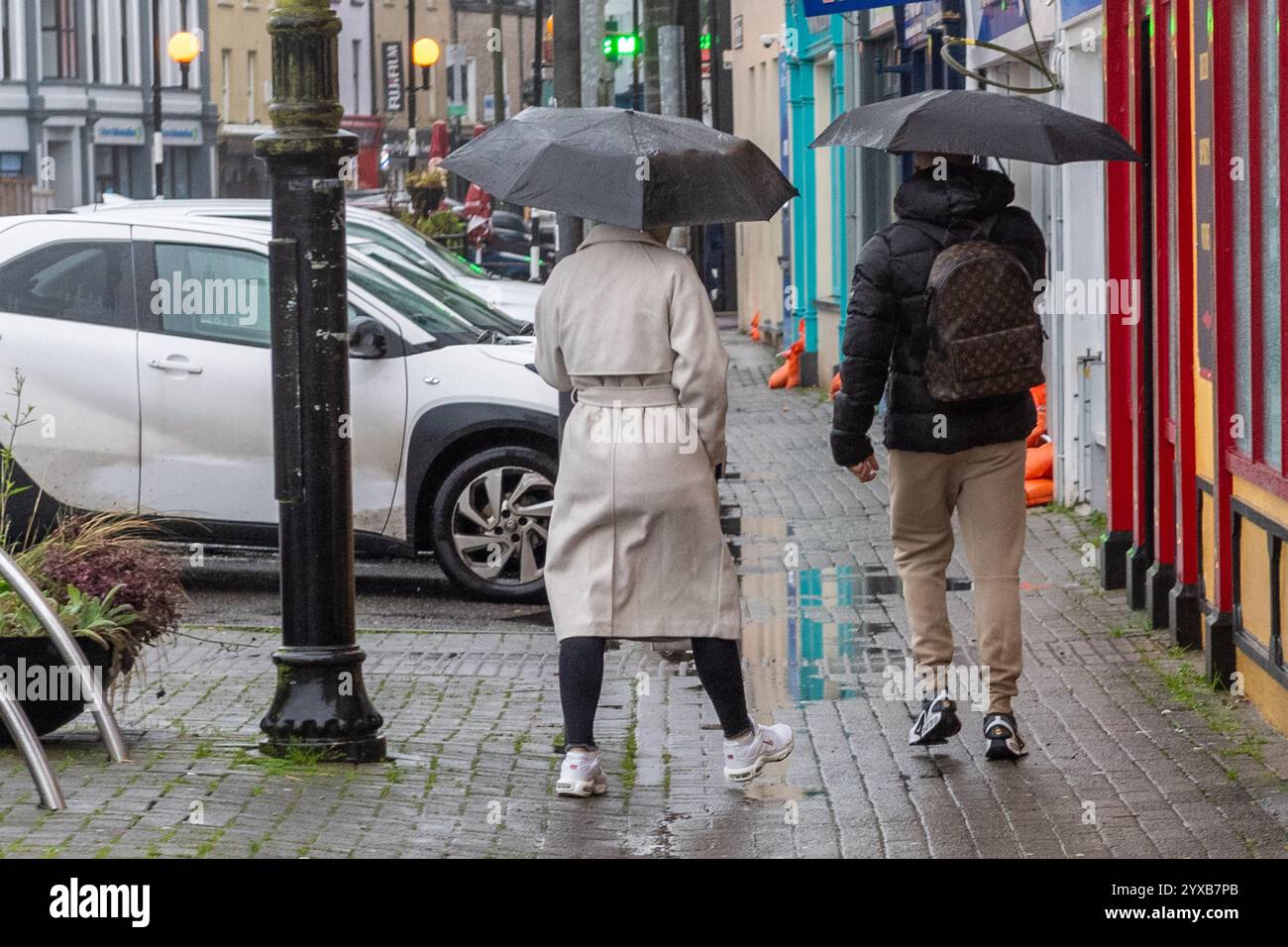 Personnes avec des parapluies à Bantry, West Cork, pendant la tempête Bert. Banque D'Images