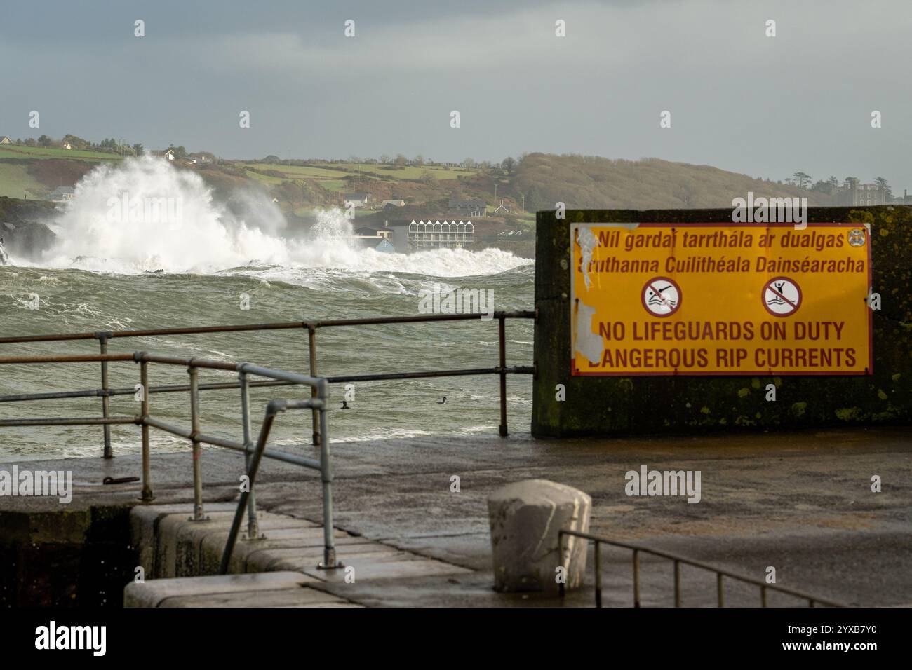 D'énormes vagues ont frappé des rochers à Rosscarbery pendant la tempête Bert. Banque D'Images