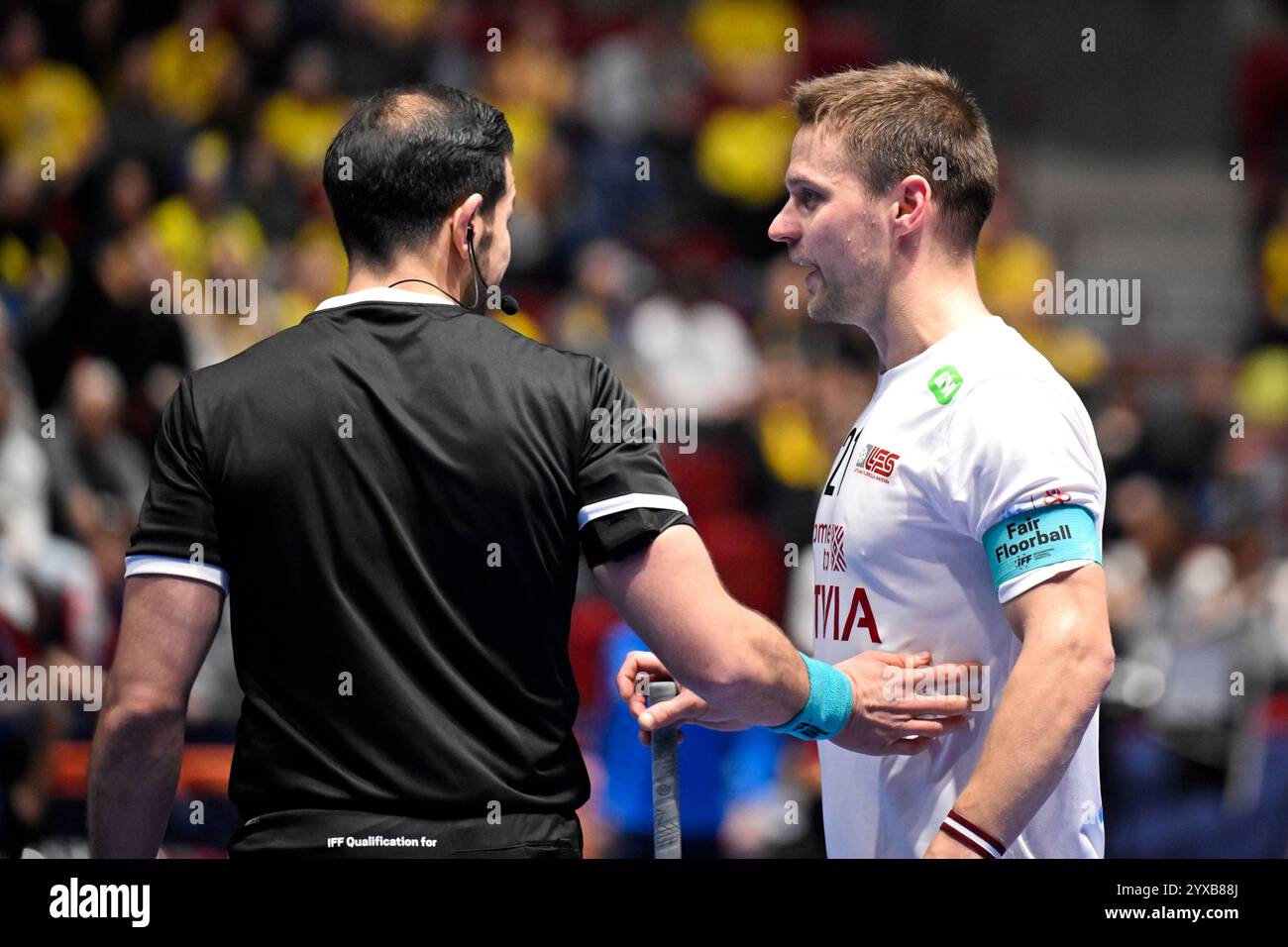 Malmö, SUÈDE 20241215Le letton Artis Raitums s'entretient avec l'arbitre Martin Matti lors du match pour la médaille de bronze entre la République tchèque et la Lettonie lors des Championnats du monde masculins de Floorball 2024 à l'arène Malmö à Malmö, Suède, le 15 décembre 2024. Photo : Johan Nilsson/TT/Code 50090 crédit : TT News Agency/Alamy Live News Banque D'Images