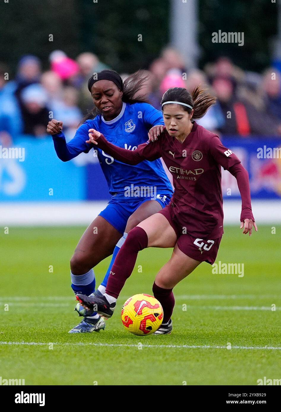 Toni Payne d'Everton (à gauche) et Yui Hasegawa de Manchester City s'affrontent pour le ballon lors du match de Super League féminine des Barclays à Walton Hall Park, Liverpool. Date de la photo : dimanche 15 décembre 2024. Banque D'Images