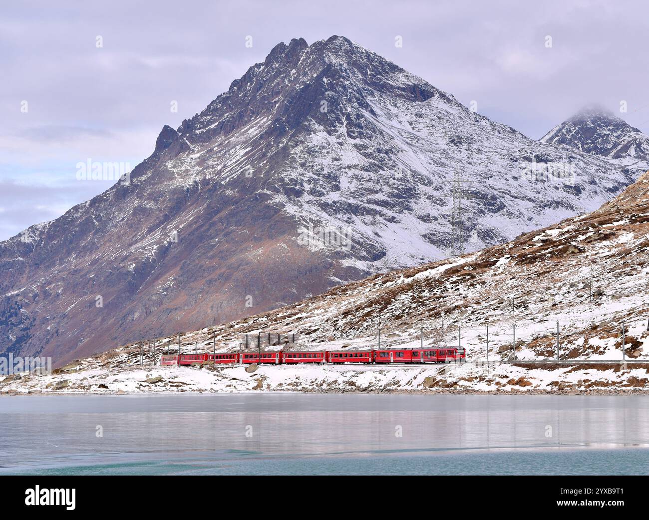 Coire, Alpes le long de la voie ferrée Albula-Bernina en Suisse. 2 décembre 2024. Un train va jusqu'à Ospizio Bernina, la gare ferroviaire la plus haute des Alpes le long de la ligne Albula-Bernina en Suisse, Dec. 2, 2024. POUR ALLER AVEC 'Feature : Albula-Bernina Railway, une fusion suisse de patrimoine et d'innovation' crédit : Lian Yi/Xinhua/Alamy Live News Banque D'Images