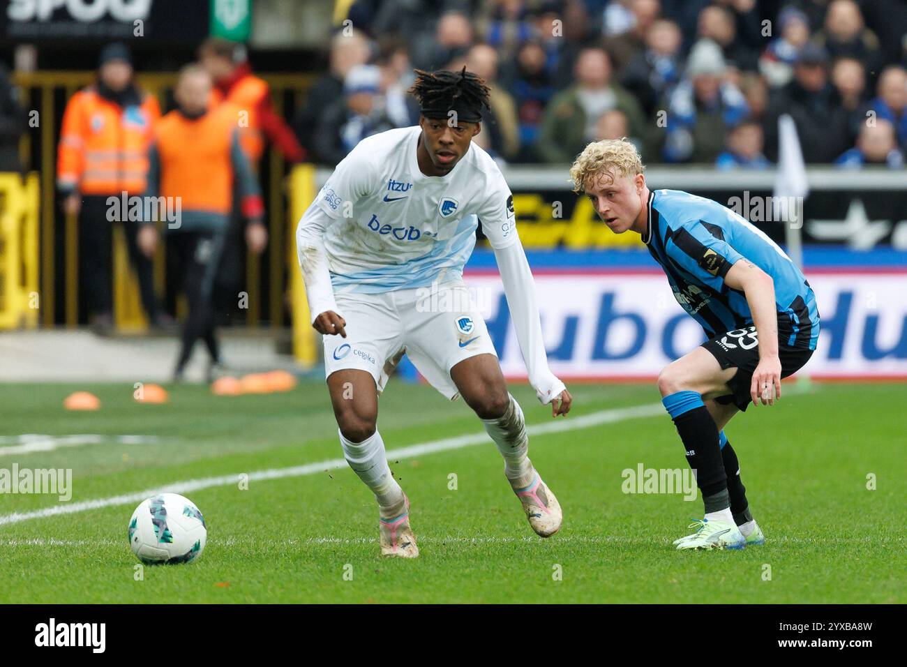 Bruges, Belgique. 15 décembre 2024. Noah Adedeji-Sternberg de Genk et Joaquin Seys de Club combattent pour le ballon lors d'un match de football entre le Club Brugge KV et le KRC Genk, dimanche 15 décembre 2024 à Bruges, le jour 18 de la saison 2024-2025 de la première division du championnat belge 'Jupiler Pro League'. BELGA PHOTO KURT DESPLENTER crédit : Belga News Agency/Alamy Live News Banque D'Images