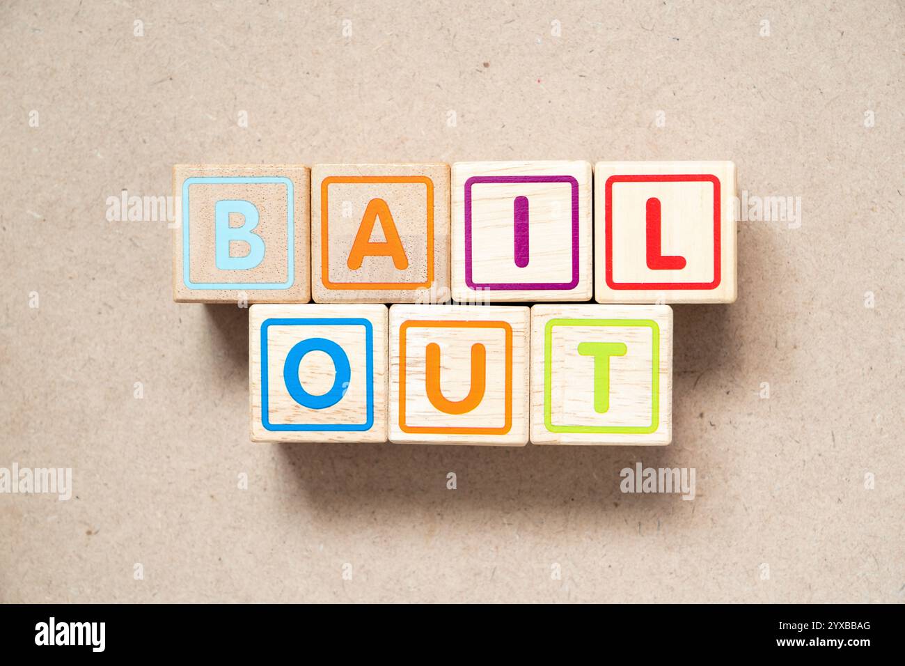 Bloc de lettres de l'alphabet dans le mot bail out sur fond de bois Banque D'Images