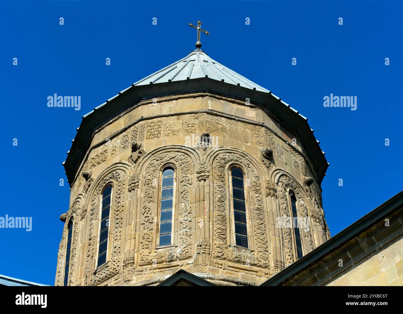 Tholobat richement décoré de l'église à dôme croisé Église de la Transfiguration de Samtavro, monastère de Samtavro, Mtskheta, Géorgie Banque D'Images