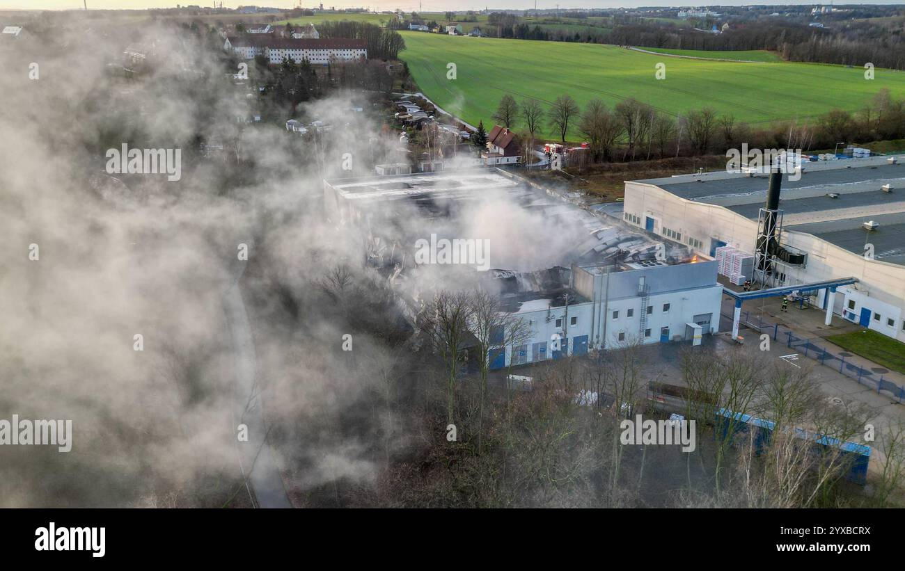 Freiberg - Großbrand BEI Euromünzen-Hersteller Dutzende Feuerwehrleute im Einsatz, Nina-Warnung für Bevökerung 07.12.2024 gegen 3,30 Uhr Tagfotos : 07.12.2024 gegen 9 Uhr Freiberg OT Halsbrücke, Erzstraße Zu einem Großeinsatz der Feuerwehr im Landkreis Mittelsachsen kam es in der Nacht zu Samstag unweit von Freiberg. Nach ersten Angaben der Feuerwehr wurden die Einsatzkräfte gegen 3,30 Uhr zu einem Brand in die Saxonia EuroCoin GmbH im Ortsteil Halsbrücke alarmiert. VOR Ort bestätigte sich die Lage und zusätzlich GAB es Hinweise auf Gefahrstoffe. Dutzende Einsatzkräfte aus dem gesamten Altkreis Banque D'Images