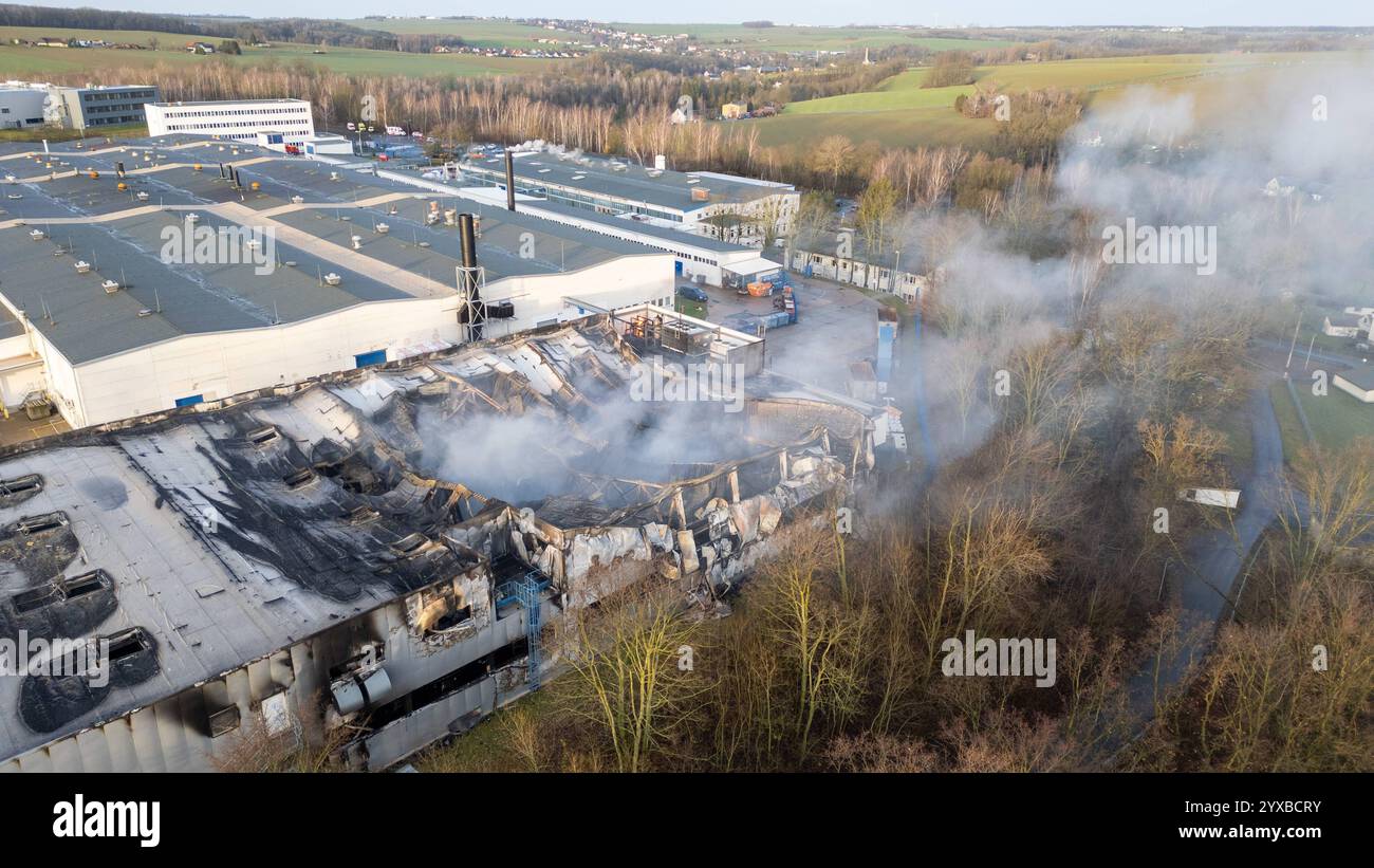 Freiberg - Großbrand BEI Euromünzen-Hersteller Dutzende Feuerwehrleute im Einsatz, Nina-Warnung für Bevökerung 07.12.2024 gegen 3,30 Uhr Tagfotos : 07.12.2024 gegen 9 Uhr Freiberg OT Halsbrücke, Erzstraße Zu einem Großeinsatz der Feuerwehr im Landkreis Mittelsachsen kam es in der Nacht zu Samstag unweit von Freiberg. Nach ersten Angaben der Feuerwehr wurden die Einsatzkräfte gegen 3,30 Uhr zu einem Brand in die Saxonia EuroCoin GmbH im Ortsteil Halsbrücke alarmiert. VOR Ort bestätigte sich die Lage und zusätzlich GAB es Hinweise auf Gefahrstoffe. Dutzende Einsatzkräfte aus dem gesamten Altkreis Banque D'Images