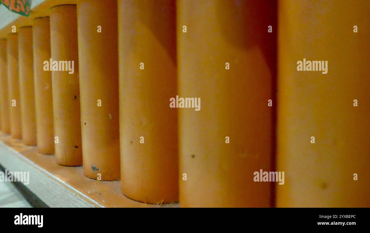 Décoration de fond dans un restaurant, mini poteau de décoration abstrac debout en parallèle près de la table Banque D'Images