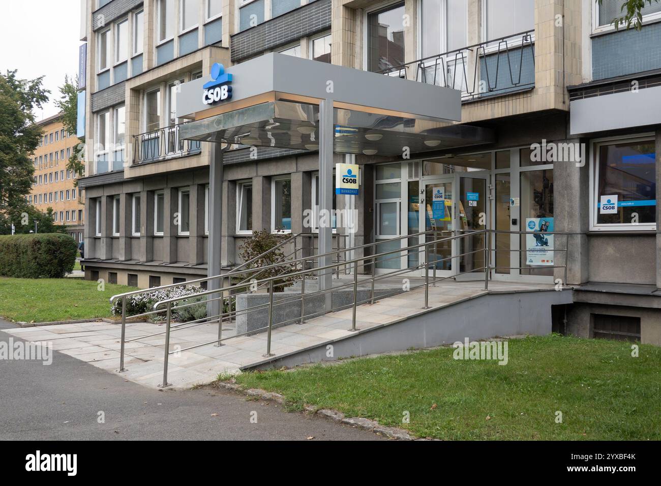 OSTRAVA, TCHÉQUIE - 25 SEPTEMBRE 2023 : CSOB Bank à Ostrava, République tchèque, qui fournit des services financiers à ses clients Banque D'Images