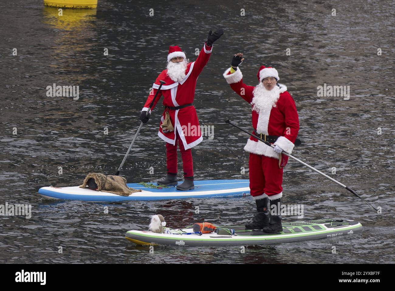 Les amateurs de sports nautiques se sont habillés en Santas Ride SUPs sur la Spree à Berlin le 14 décembre 2024 Banque D'Images