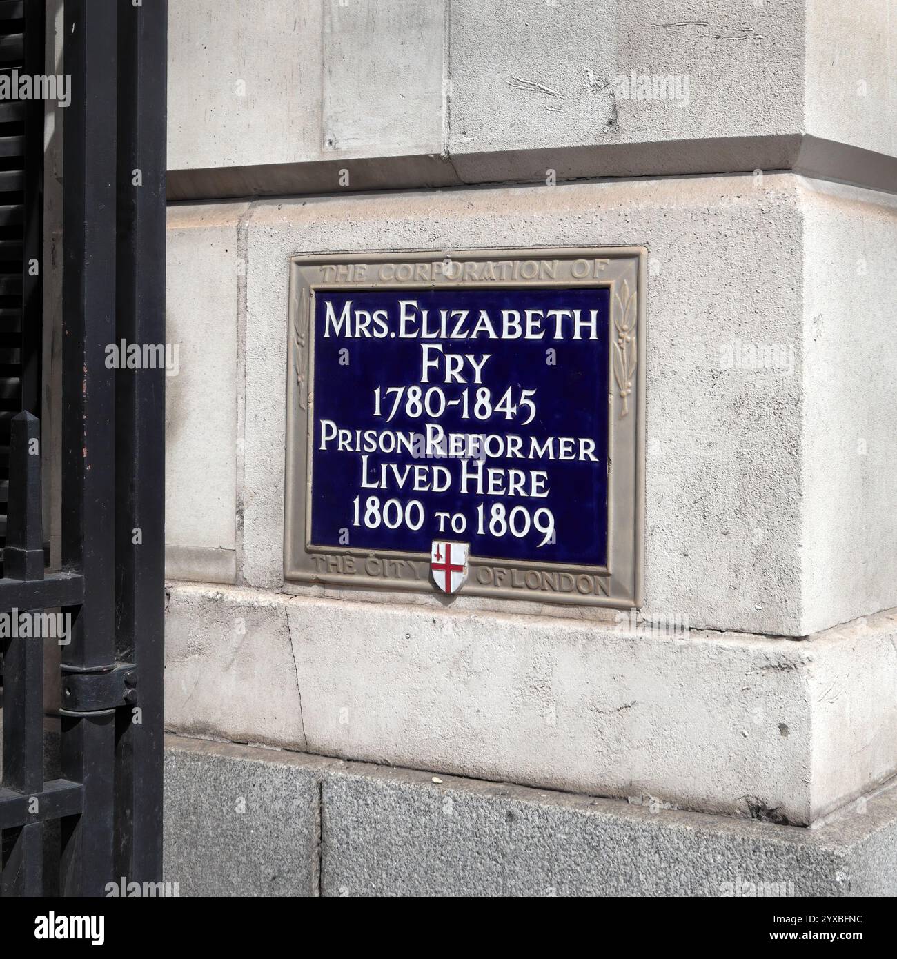 Une plaque bleue dans Poultry Street, Londres, Royaume-Uni, indiquant que MRS Elizabeth Fry, réformateur de prison, a vécu ici entre 1800 et 1809 Banque D'Images