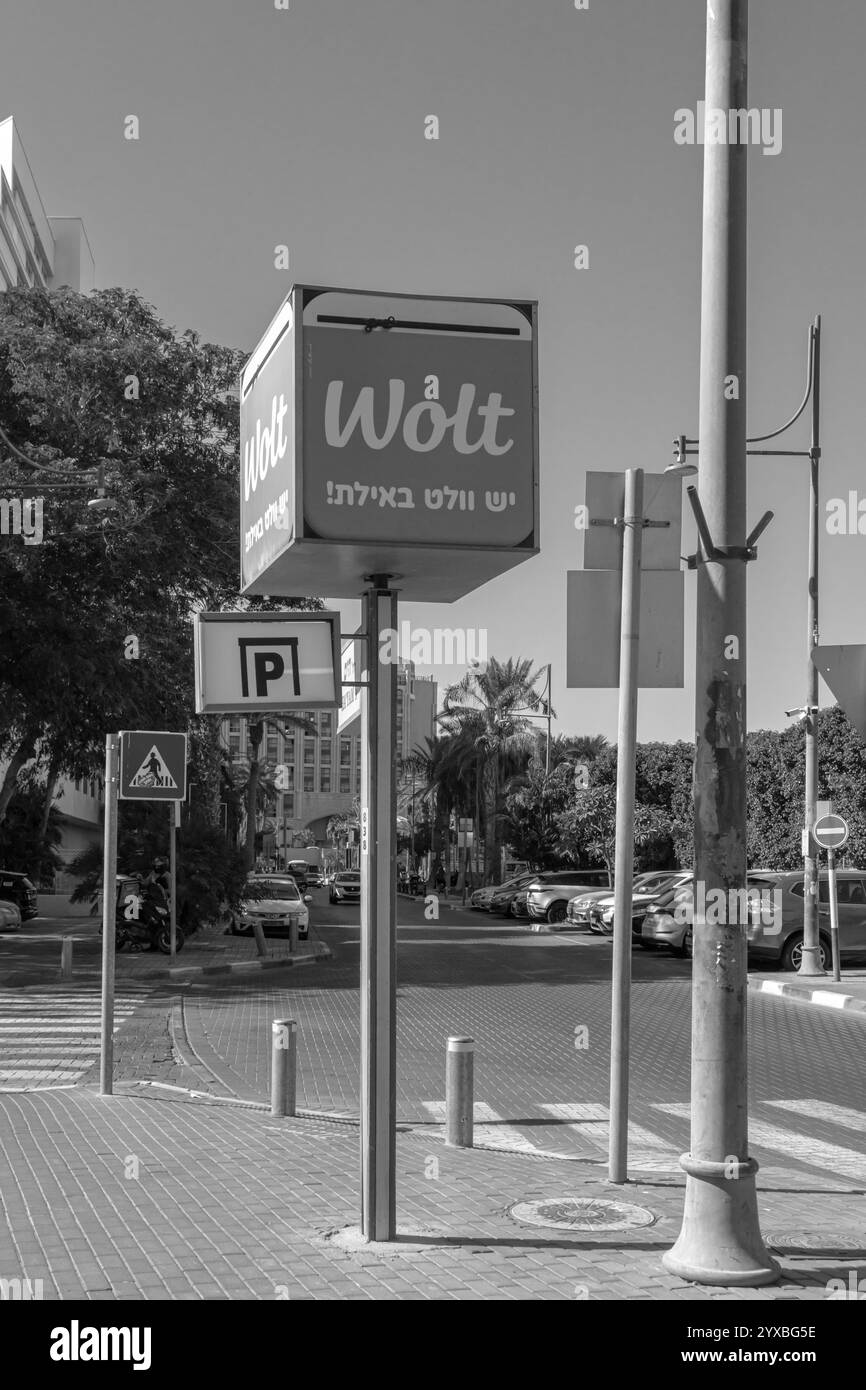Eilat, Israël- 1er novembre 2024 : Wolt, une application finlandaise de service de livraison nouvelle enseigne publicitaire d'ouverture dans la ville d'Eilat Banque D'Images