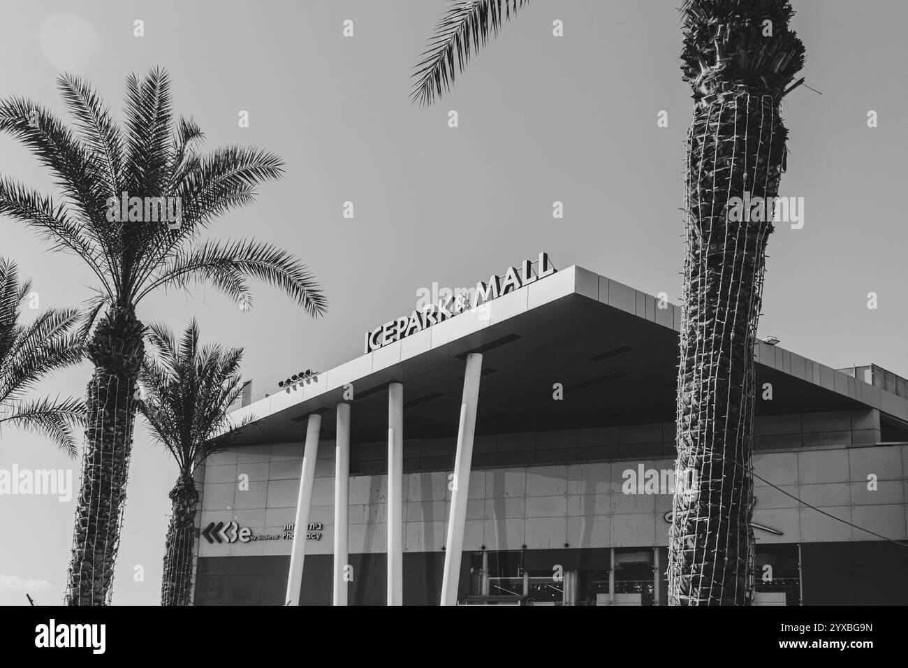 Eilat, Israël- 11 mai 2024 : panneau du centre commercial Ice Mall Eilat en noir et blanc Banque D'Images