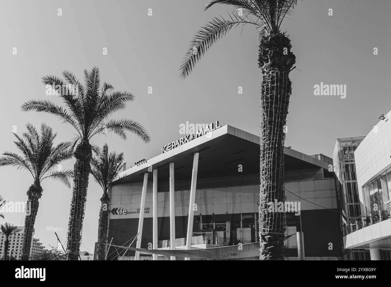 Eilat, Israël- 11 mai 2024 : panneau du centre commercial Ice Mall Eilat en noir et blanc Banque D'Images