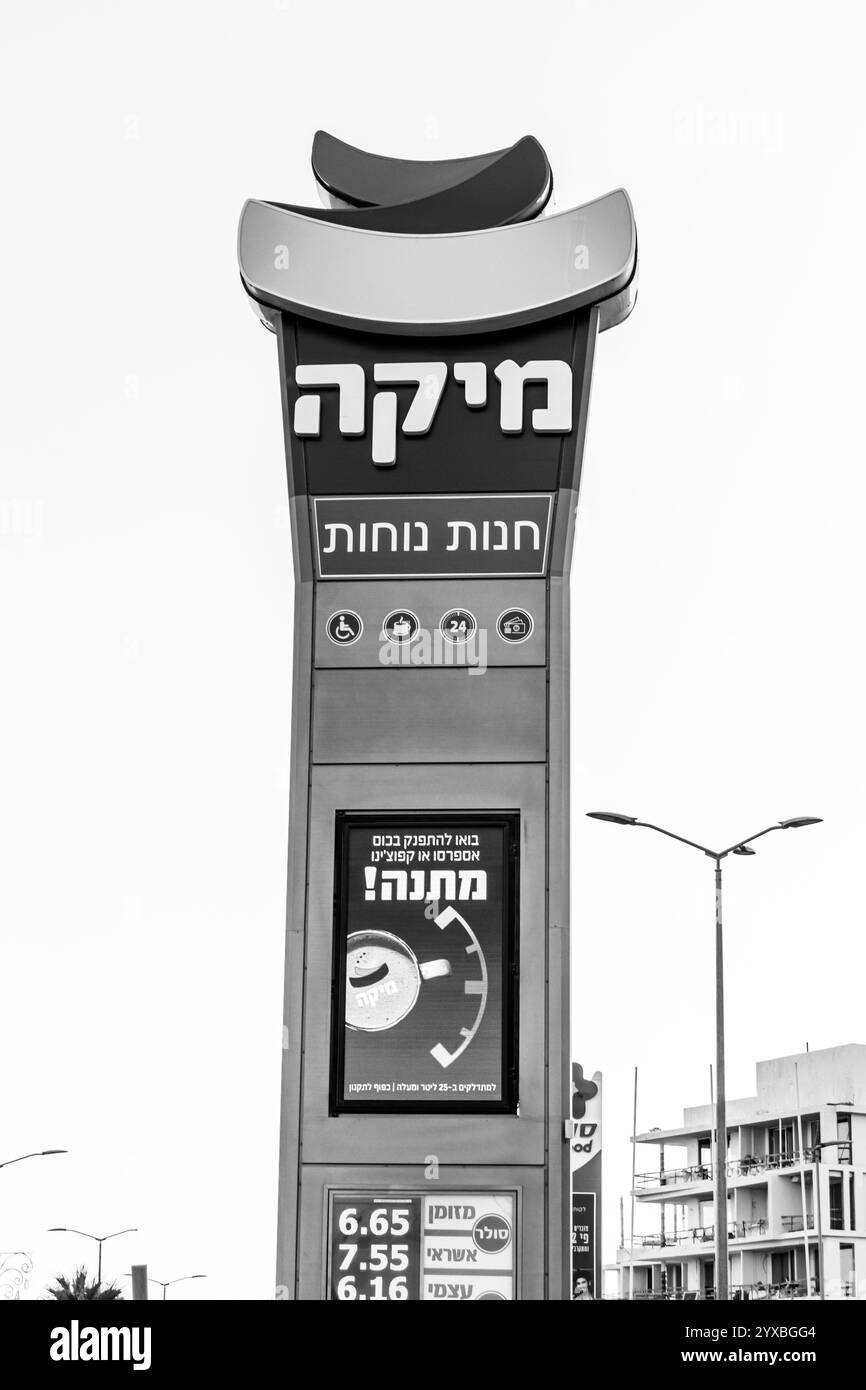 Eilat, Israël- 1er novembre 2024 : station-service Mika et enseigne publicitaire de dépanneur. Eilat, Israël taxes hors prix de l'essence Banque D'Images