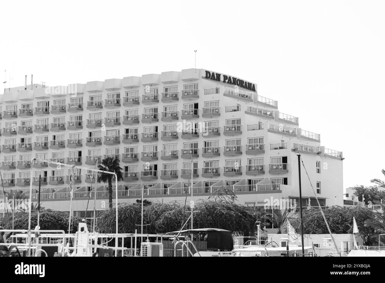 Eilat, Israël- 1er novembre 2024 : Dan Panorama Eilat, hôtel de luxe au centre-ville d'Eilat vue sur les panneaux extérieurs du front de mer Banque D'Images