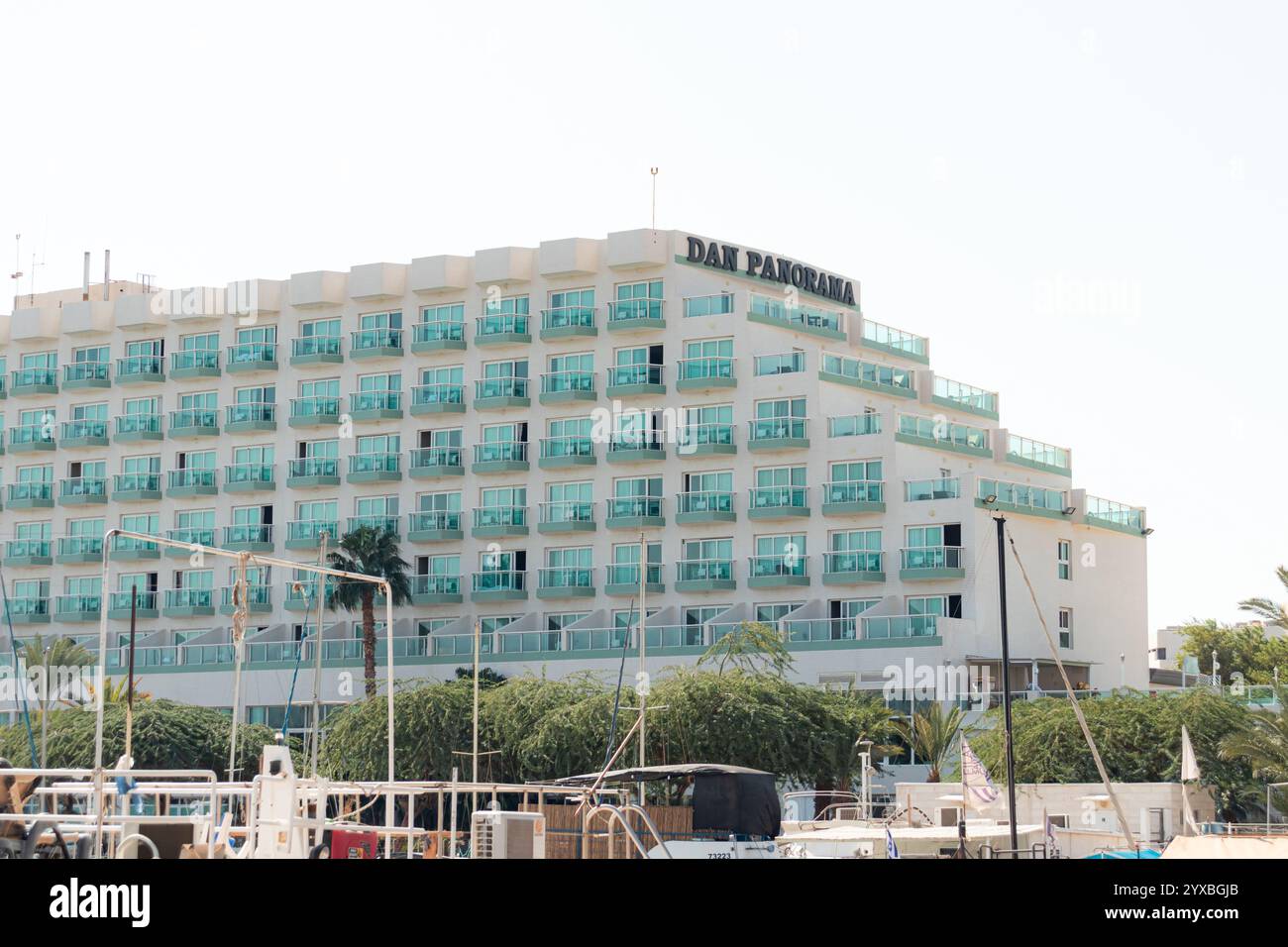 Eilat, Israël- 1er novembre 2024 : Dan Panorama Eilat, hôtel de luxe au centre-ville d'Eilat vue sur les panneaux extérieurs du front de mer Banque D'Images