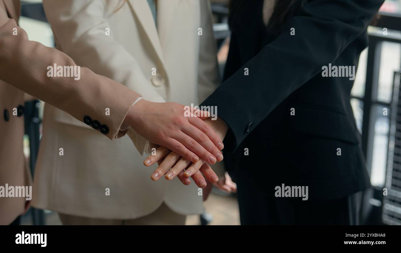 Équipe d'affaires succès collègues multiracial multiethnique femmes diversité Caucasien asiatique coréenne femmes d'affaires filles au bureau ensemble pile Banque D'Images