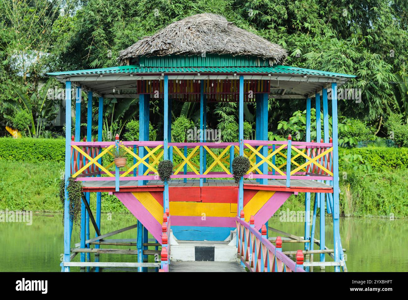 Autour de la nature verte avec du bois et du bambou fait maison sur l'eau dans un parc naturel de rêve Banque D'Images